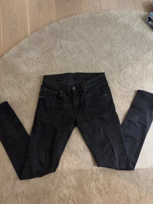 Svarta slim fit jeans Tiger of Sweden - Säljer ett par svarta slim fit jeans från Tiger of Sweden. Storlek 31/32, nästan aldrig använda, priset är inte inslaget i sten. 