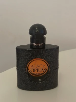 Black Opium EdP 30ml - Upptäck Black Opium Eau de Parfum från Yves Saint Laurent i en smidig 30 ml flaska. En ikonisk doft med modern känsla, perfekt för dig som vill sticka ut och addera lite edge till din stil.
