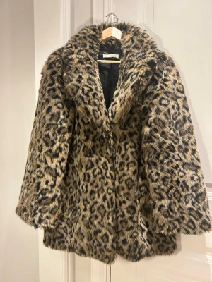 Leopardmönstrad pälsjacka - Säljer en fluffig och oversized pälsjacka med leopardmönster från HM. Jackan har bred krage och är i fuskpäls som känns mjukt och lyxigt. Perfekt statement-plagg för dig som vill sticka ut och hålla dig varm under kalla dagar.
