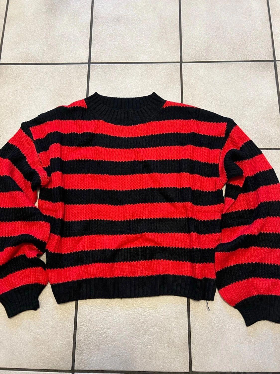 Randig röd och svart stickad tröja