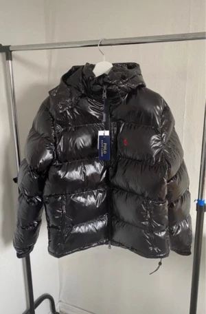 Ralph lauren jacka - Hej! Jag säljer nu min Ralph lauren jacka som är perfekt för Sverige kalla väder den har dun i sig så den är hur varm som helst. Jackan är i jättebra skick och den är endast testad jag säljer den pågrund av att den inte passar min personliga still. Den är äkta och kvittot finns, kör av dig vid minsta lilla fråga!👍
