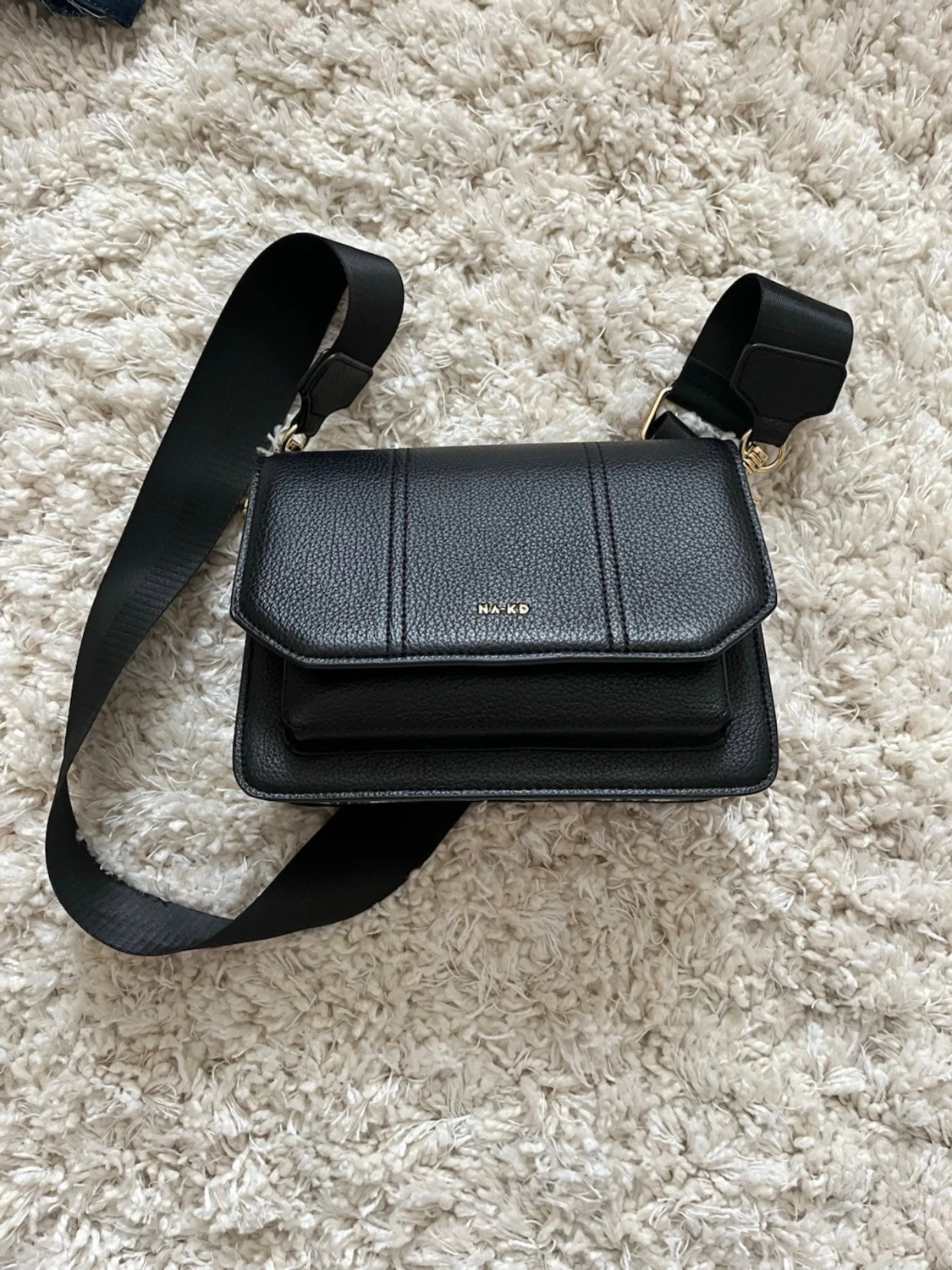 Svart axelväska från NA-KD med ormmönster