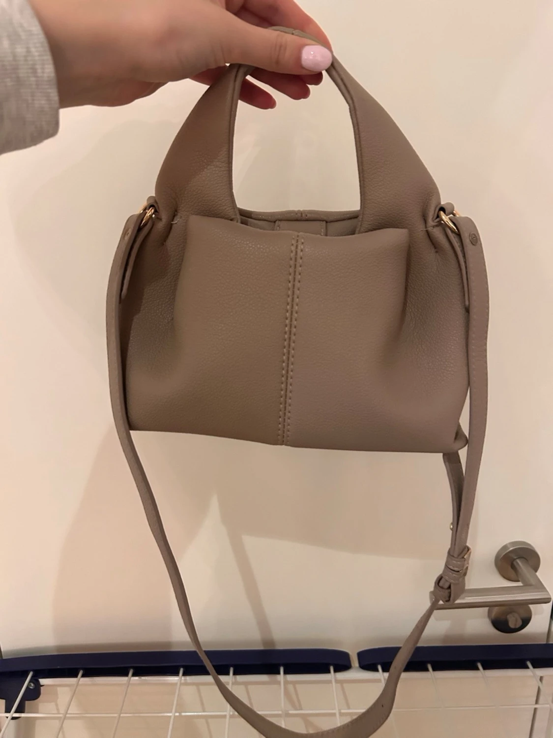 Beige axelväska i skinnimitation - 2