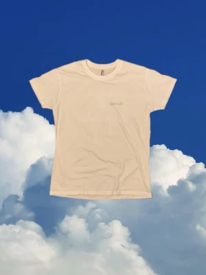 Vit t-shirt med tryck från SOL'S - Vit t-shirt från SOL'S i bomull med tryck på bröstet 'Luke 1:37' och stort motiv på ryggen med texten 'Nothing is impossible for God' och en illustration. T-shirten har aldrig använts. Den är i sprillans skick. Direkt från leveransen. 