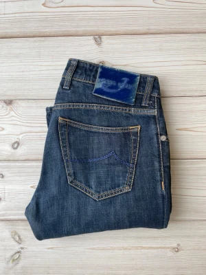 Mörkblå jeans från Jacob Cohen - Säljer nu ett par Jacob Cohën jeans👖                                                              Storlek: W30, Skick: 9/10, Nypris: 5699kr, Vårat pris: 899kr. Skriv vid minsta fråga, Fraktar alltid inom 24h efter köp📦