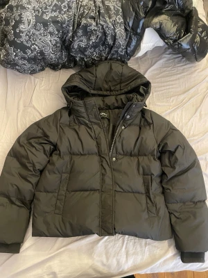 Svart pufferjacka från ONLY, S - Säljer en svart pufferjacka från ONLY i storlek S. Jackan har huva med snörning, dragkedja och tryckknappar framtill samt två stora fickor. Använd i en halv säsong och är i jättebra skick. 1100kr nypris. Skriv gärna om du har några frågor💕