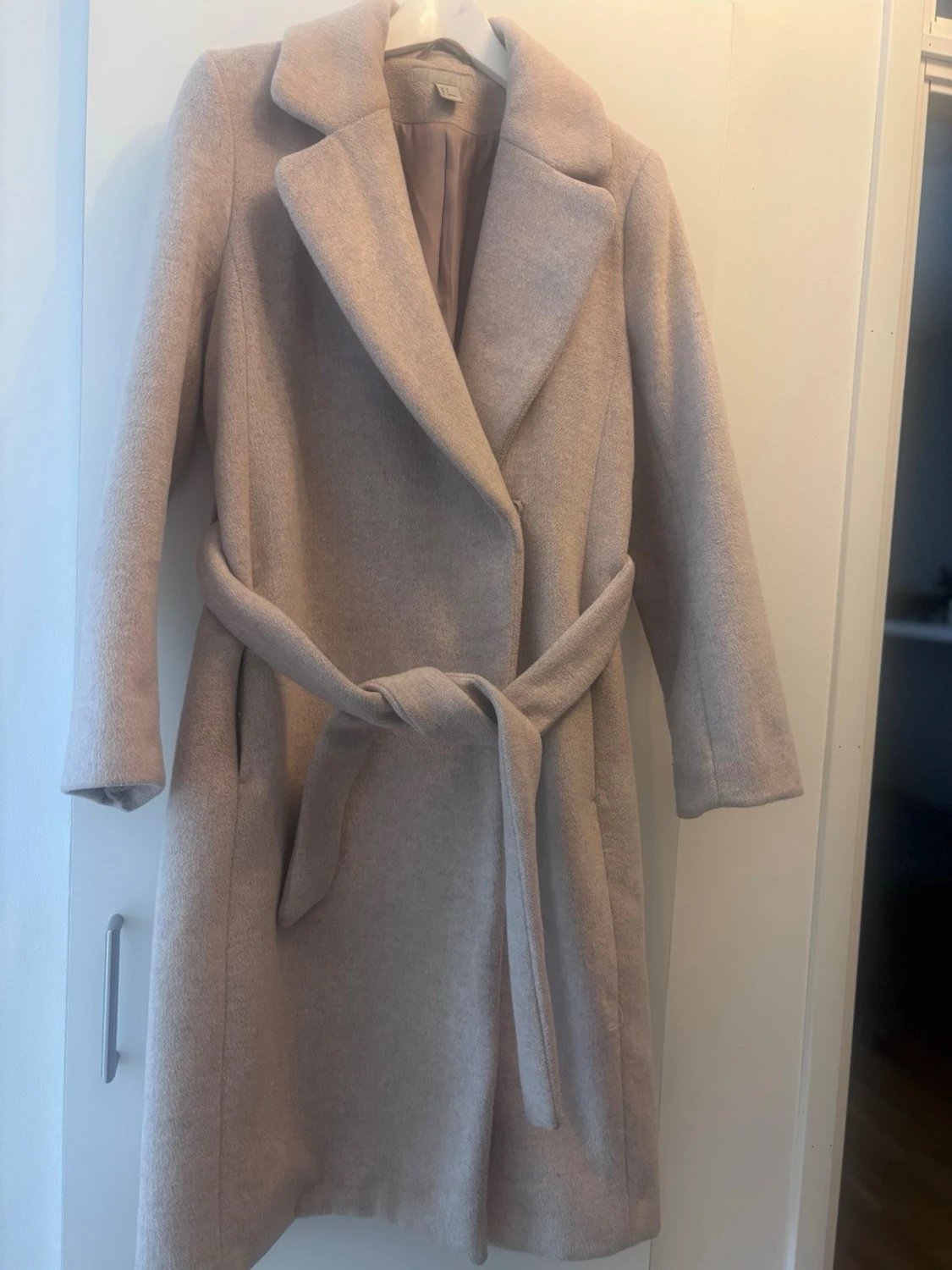 Beige kappa från H&M med bälte