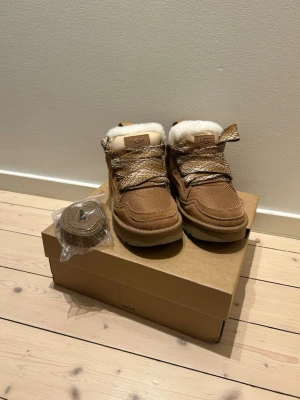 UGG Lowmel Chestnut 38 - Storlek: 38 || Skick: 10/10 || Färg: Chestnut || Nypris 2000 kr, mitt pris=1249 || Skorna är aldrig använda || Följ för mer liknande produkter✨ ||