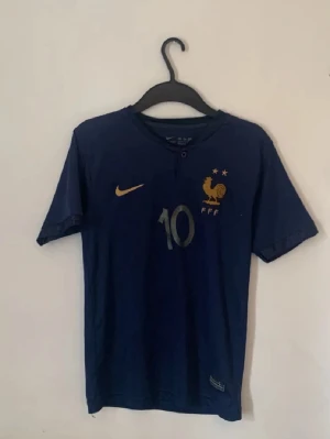 Frankrike Mbappe tröja 2022 - En Mbappe Frankrike tröja från vm 2022 som jag har använt få gånger. Skriv om ni är intresserade!!
