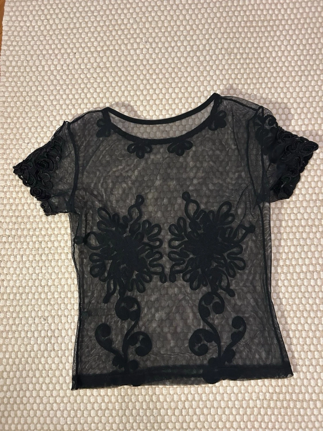 Svart mesh topp med broderi - 1