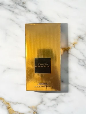 Tom Ford Black Orchid EdP 100ml - Tom Ford Black Orchid Eau de Parfum i lyxig förpackning. Volym: 100 ml. Ingredienser inkluderar alkohol, vatten, parfym, benzyl salicylate, linalool, och flera naturliga extrakt. Tillverkad i USA. Perfekt för dig som vill sticka ut.
