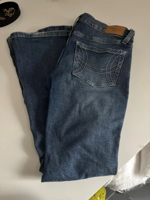 Jeans från Gina Tricot  - Säljer ett par klassiska blå jeans från Gina Tricot i storlek 38.Materialet är slitstarkt denim i bomull och färgen är mellanblå med lätt tvättad💕💕