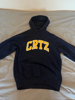 Corteiz Hoodie  - Corteiz hoodie,använd men i bra skick. Storlek S men passar M även. Kvitto finns. Bra passform. 