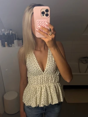 Prickig topp från Gina  - Slutsålt prickigt linne från Ginatricot. Aldrig använt 🤍