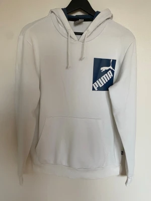 Puma Hoodie  - Puma hoodie i storlek S. Den är jättefin men har en liten fläck på ärmen. Du kan se på sista bilden.