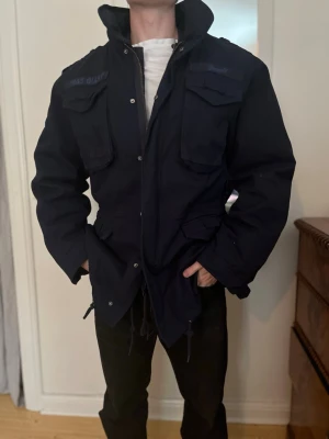 Vintage brandit jacket - Vintage marine jacka med coola detaljer. Två jackor i en så man kan justera hur varmt man vill ha det. Storlek L. Finns en inbyggd luva också. 