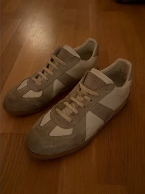 Maison Margiela GATs - Feta MM Gats, storlek 44, dem har sakta men säkert börja lossna längst fram på sulan, skulle även behöva tvätt, se bilder. Kan lösas hos skomakare, eller eventuellt bara limmas lite(?) Säljes billigt då jag bara vill bli av med dem. Låda följer med! Prutmån finns. 
