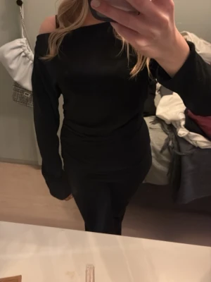Svart offshoulder topp - Säljer en svart långärmad topp med offshoulder-design. 