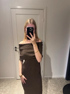Brun ribbad offshoulder klänning - Såå fin!!