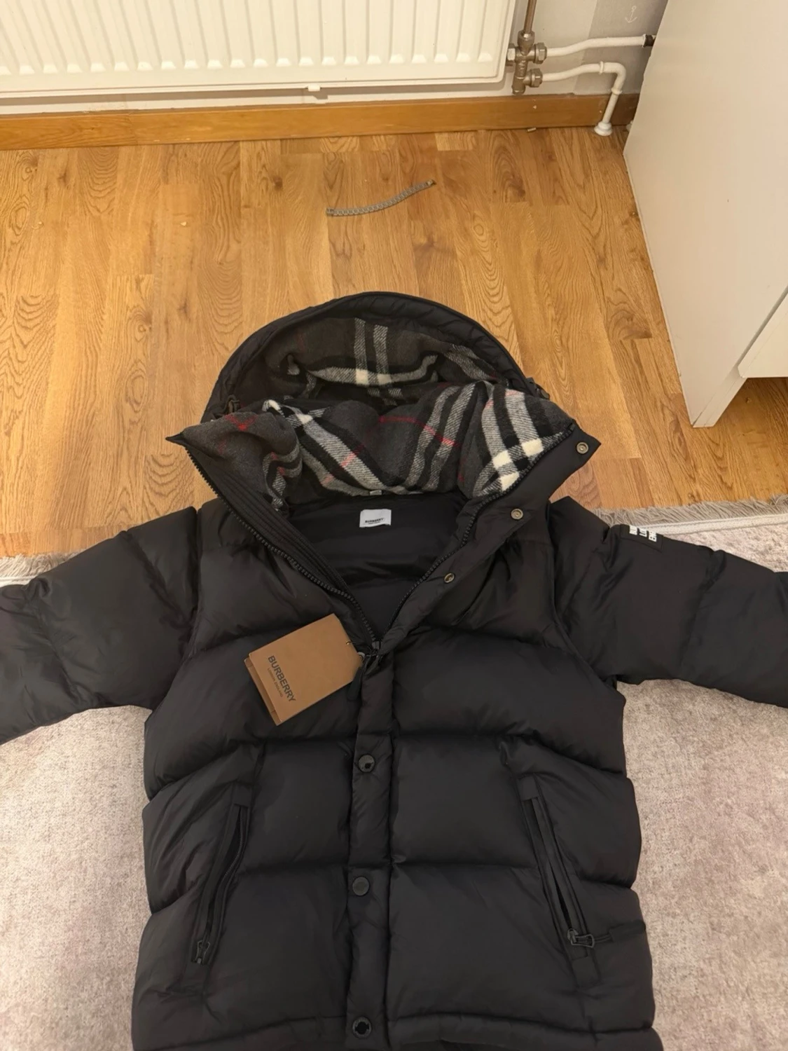 Svart pufferjacka från Burberry som bilar också väst  - 1