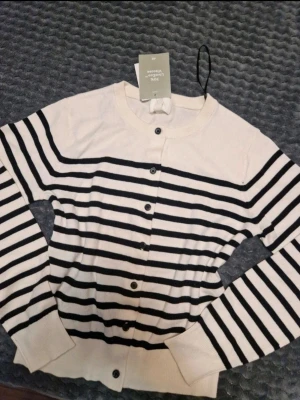 Fin randig blus - En fin randig blus i storlek S, fast jag skulle säga det passar mer som ett XS. Hellt ny, inga fläckar eller något sånt. Köpt fån H&M har fortfarande tags på.