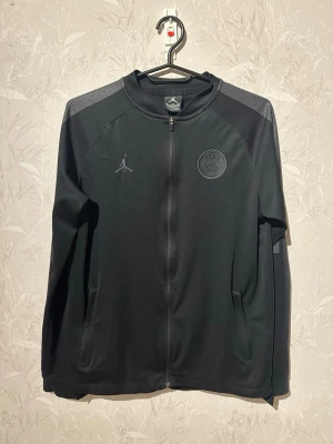 PSG zip tröja - Svart PSG zip tröja utan några defekter. Kan tänka mig sälja billigare, så buda lägre om ni är intresserade❗️vill bara få sålt, tveka inte på frågor!