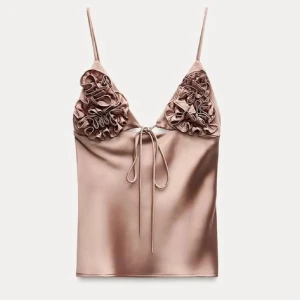 satin linnetopp med volang Zara - Supersnygg linnetopp i satin med tunna axelband! Super eftertraktad och sååå snygg!!! Den lilla defekten syns på sista bilden! Men det är inget man märker! Storlek M men passar en S också