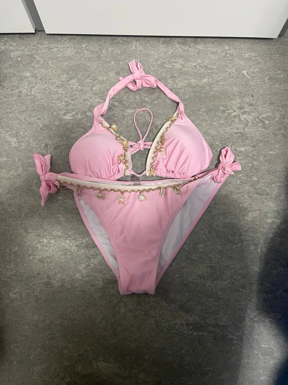 Rosa bikini med snäckdetaljer