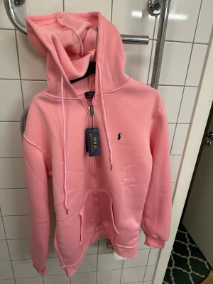 Rosa Polo Ralph Lauren zip-hoodie i mycket fint skick. l, bekväm och stilren. - Rosa Polo Ralph Lauren zip-hoodie i mycket fint skick. , bekväm och stilren.