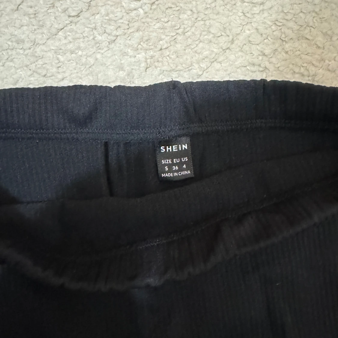Svart kjol med slits från SHEIN - 1