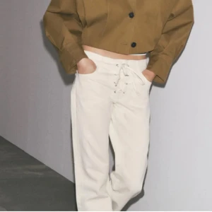 Zara jeans med snörning  - Säljer ett par super snygga jeans från Zara med snörning i storlek 32 , säljer då de aldrig kommer till någon användning! 