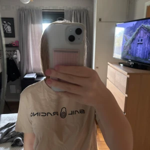  SAIL RACING t-shirt - Beige t-shirt (strl M)från Sail Racing med svart logga tryckt på bröstet och en liten logga i nacken. Sköna och enkel stil som funkar till det mesta. Säljer då de aldrig används. t-shirt lite mer använd. Skriv vid fler frågor.