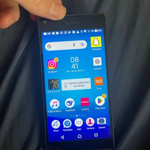 Sony Xperia Z5 - Sony Xperia Z5 i gott skick. 5,2-tums skärm, 23 MP kamera, NFC och vattentålig design. Telefonen fungerar utmärkt och visar endast minimalt slitage på kanterna. Perfekt för dig som söker en pålitlig Android-telefon med bra kamera.