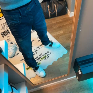 RIKTIGT FETA SLIM FIT JEANS - säljer nu dessa otroligt snygga jack n jones jeans i passformen ”Tim, Slim fit”. Enligt mig själv så är dessa de snyggaste jeansen jag äger baserat på de snygga slitningarna och mörkblåa färgen. Vid frågor eller funderingar, skicka iväg ett dm! (pris ej hugget i sten)