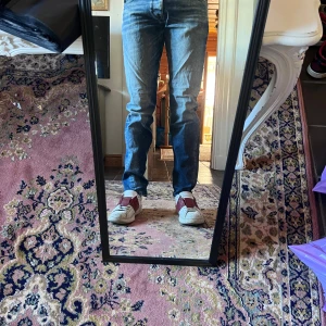 Blå slim jeans Jack and Jones Mike 31/34 - Säljer ett par blå jeans med snygg tvätt och raka ben. Jeansen har klassiska fem fickor och kontrastsömmar, samt coola detaljer på bakfickorna. Perfekta för dig som gillar en avslappnad men ändå stilren look. Modellen är 178cm 70kg  midja 42cm längd 102cm (14)