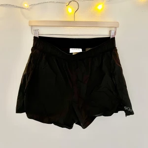 Svarta träningsshorts från H&M Move - Svarta träningsshorts från H&M Move med elastisk midja. 