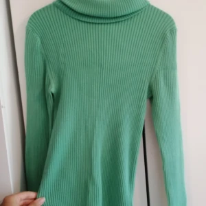 Grön ribbad polotröja från Cubus XS - Snygg grön ribbad polotröja från Cubus i storlek XS. Tröjan har lång ärm och är tillverkad i mjuk bomull med lite stretch för en skön passform. Perfekt att styla med jeans eller kjol för en fräsch look.