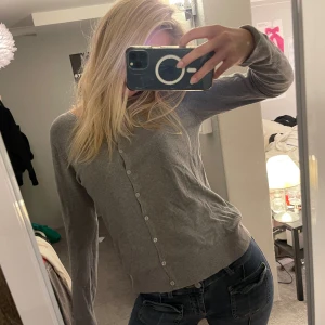 Grå kofta med knappar - Såå söt. Passar xs/s/m