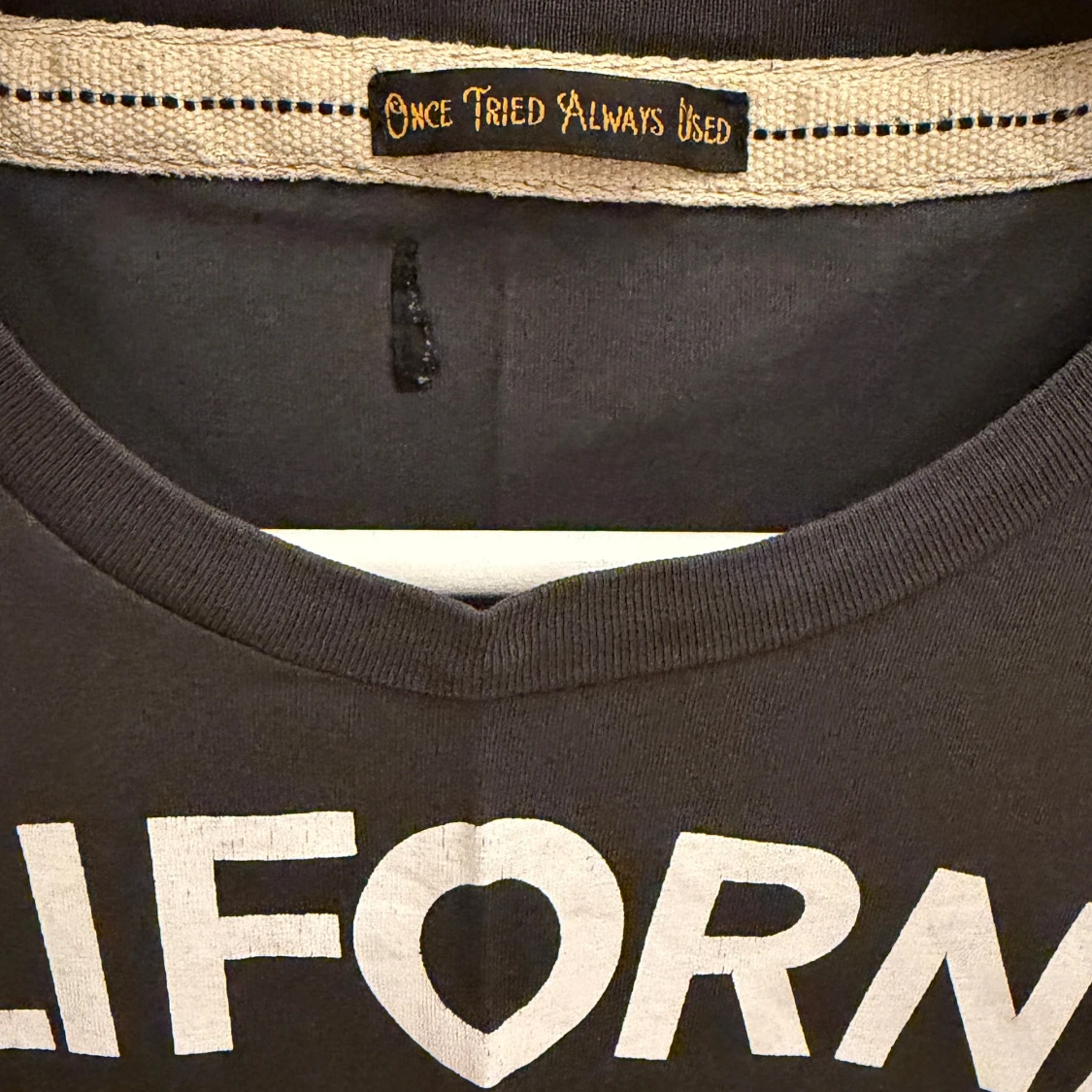 Mörkgrå t-shirt med vitt tryck - 1