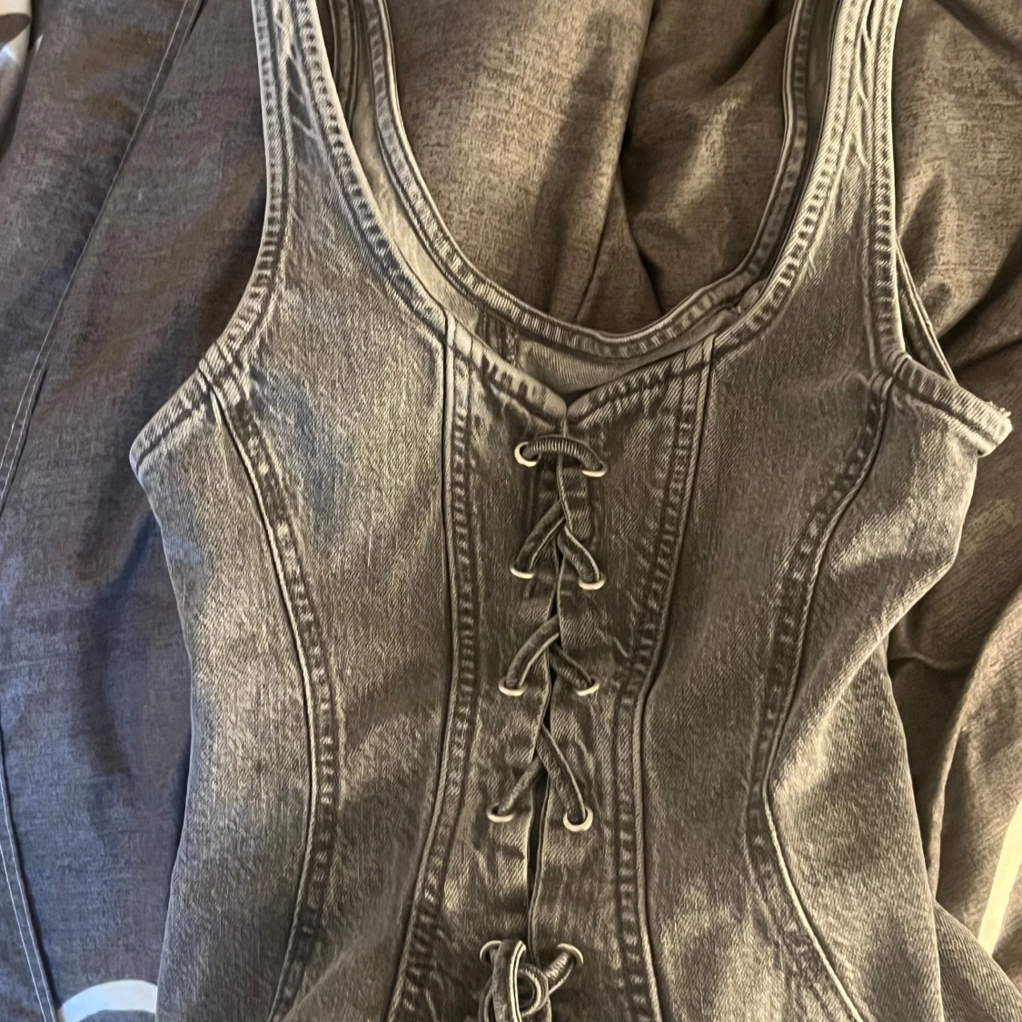 Grå denim korsett med snörning