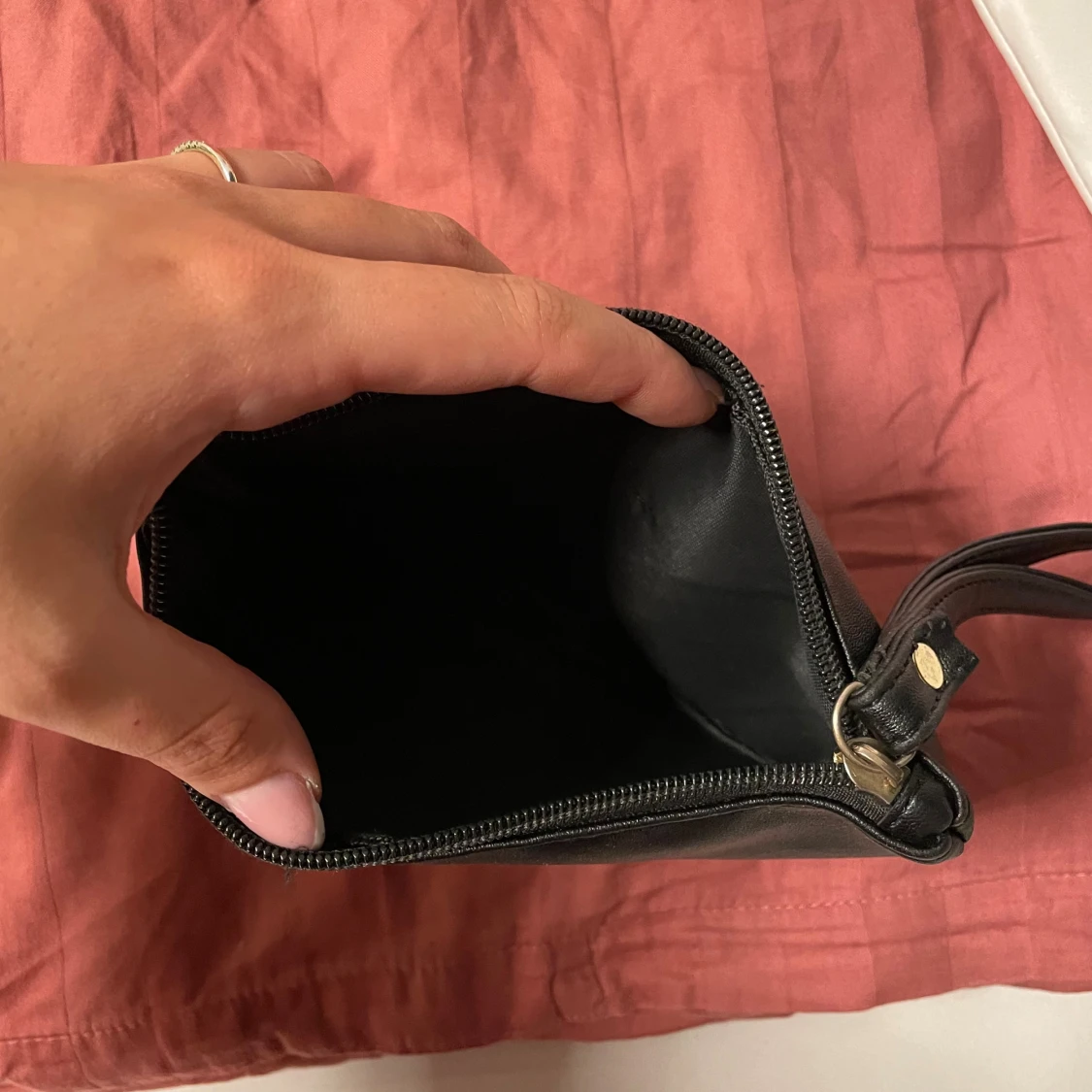 Svart och vit kuvertväska med dragkedja - 2