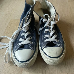 Mörkblå Converse All Star high tops - Säljer ett par klassiska mörkblå Converse All Star high 