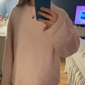 Rosa stickad - Rosa stickad tröja ifrån gina som är använd få tal gånger! Jätte fin