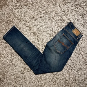 Nudie jeans grim trim slim striaght fit herr w29 - Nudie jeans i storlek w29. Rikigt fet wash och sitter slim fit. Mycket bra skick utan defekter. Nypris runt 1599kr. Postas antigen samma dag som köp eller dagen därpå🙌💯