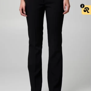 Kostymbyxor Vera bikbok - Stilrena svarta kostymbyxor med rak passform och klassisk midja. Perfekta för en clean och snygg look. Byxorna har diskret knapp- och dragkedjestängning framtill och är tillverkade i ett mjukt material som ger en dressad känsla.