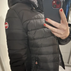 Colmar jacka - Colmar jacka lite tunnare och passar perfekt nu till höste. Nypris runt 2500kr (fick i present så vet ej exakt). Storlek L men då det är italienska storlekar är det S i svenska storlekar. Inga defekter förutom att dragkedjan är lite trög. Skriv vid frågor