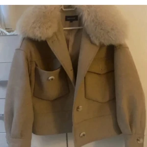 Beige meotine kappa - Säljer vidare en meotine kappa som jag tidigare köpt från plick. Säljer den pågrund av att jag inte tycker att den är min stil och endast provat den. Finns inget fel med den och ser ut som ny