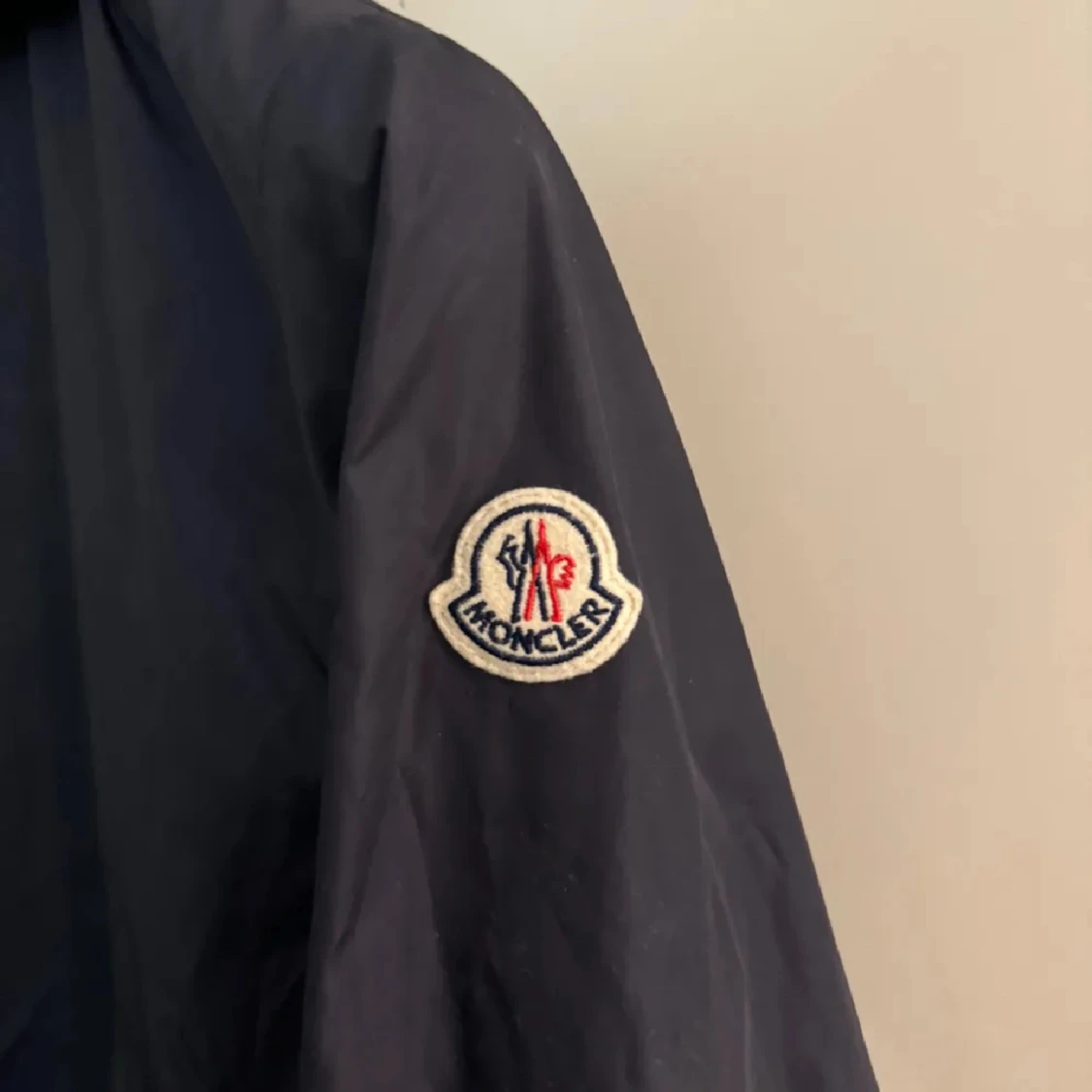 Svart vindjacka från Moncler med huva - 2