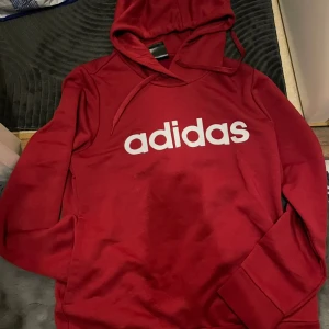 Adidas hoodie - En fin ganska tunn hoodie med fickor. Knappt använt den ☺️