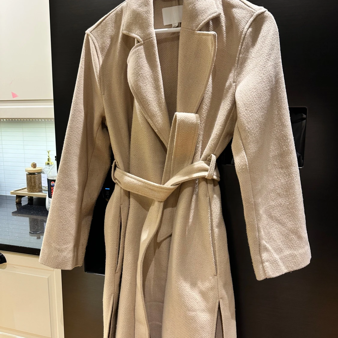 Beige kappa med bälte och krage - 1